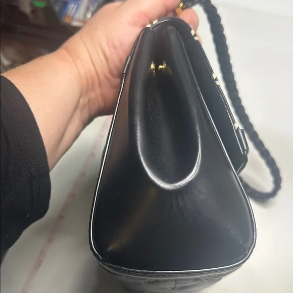 Louis Vuitton - Picture 5 of 8